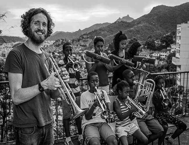 Favela Brass e Música Gratuita